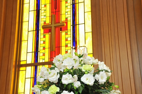 結婚式 花 教会 十字架のフリー写真素材｜gft0108-049