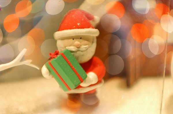 サンタクロース人形 プレゼントのフリー写真素材｜wno0049-049