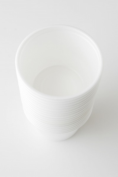 プラスチックの白いカップ｜niz0009-001