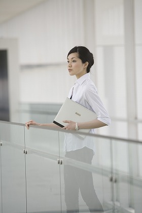 無線 ワイヤレス Wi-Fi 通信 働く若い女性 m020081