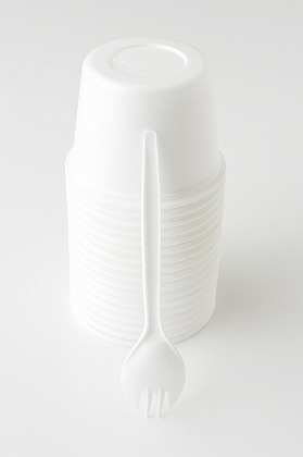 プラスチックのの白いカップとスプーン niz0014-001