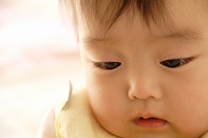 赤ちゃんの横顔 女の子 kid0059-009