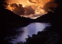 佐久間ダム湖の夕景 薄明光線 riv0061-033
