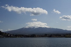 川口湖畔からの富士山と雲 yam0051-012